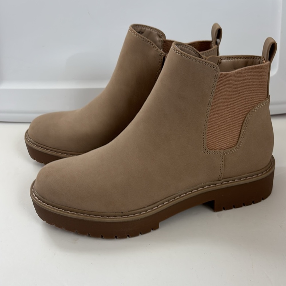 Time and Tru Women’s Lug Chelsea Boot Size 9